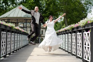 Brautpaar springt vor Glück